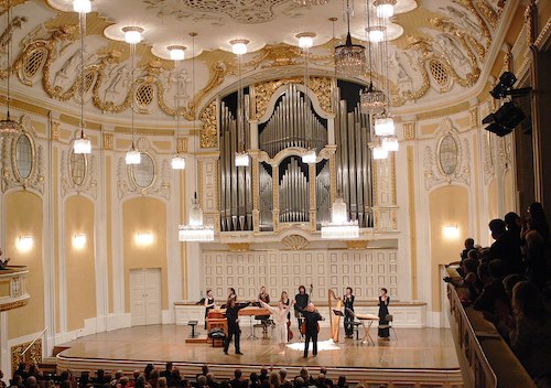 1534px-Salzburg_Mozarteum_Saal.j