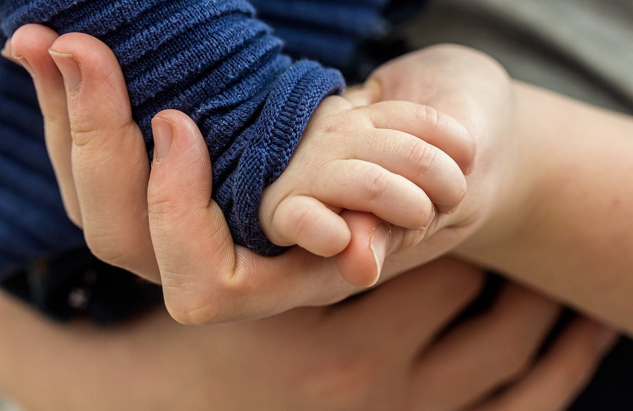 Child_Hand holding