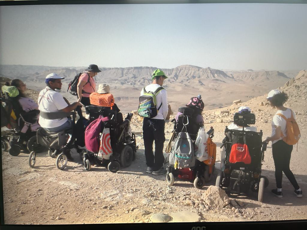 ROLLING (2022) – by Yaniv Chaim  Un groupe de jeunes atteints de paralysie cérébrale se lancent dans un voyage pour gagner le cœur d'Israël.