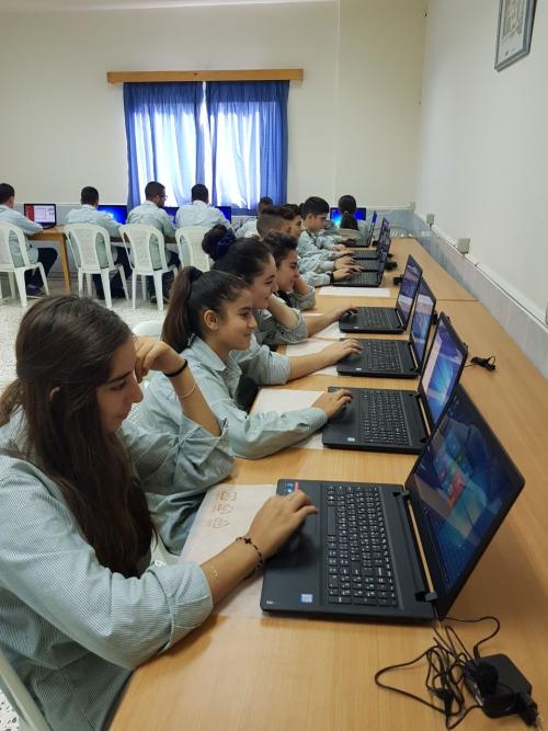 Une classe d'élèves utilisant des ordinateurs